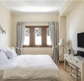 5 bedroom villa with infinity pool on Lefkada, sleeps up to 14